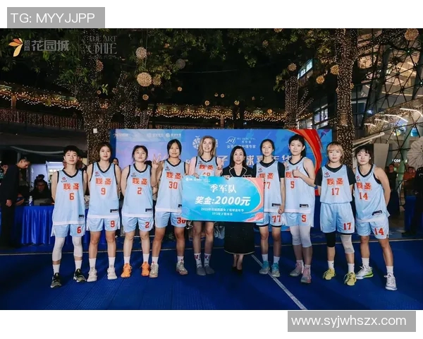 篮球明星与女生亲密合影展现青春活力与运动魅力的完美结合